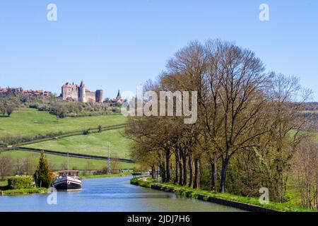 Chateauneuf, France, 17 avril 2022. Le Château de Chateauneuf-en-Auxois est une forteresse typique de l'architecture militaire bourguignonne du 15th siècle Banque D'Images