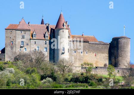 Chateauneuf, France, 17 avril 2022. Le Château de Chateauneuf-en-Auxois est une forteresse typique de l'architecture militaire bourguignonne du 15th siècle Banque D'Images