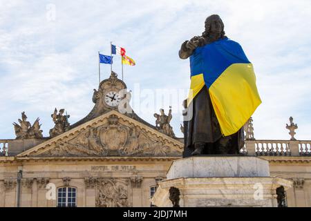 Nancy, France, 18 avril 2022. Solidarité avec l'Ukraine en guerre avec la Russie. Statue de Stanilas avec le drapeau ukrainien. Banque D'Images