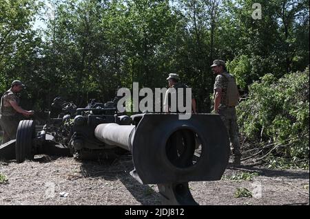 Kiev, Ukraine. 21st juin 2022. Les militaires ukrainiens se préparent à tirer sur un système d'artillerie de M777 Howitzer fourni par les Américains près de la ville de Slavyansk sur 21 juin 2022. Slavyansk sur 21 juin St, 2022. Les systèmes d'artillerie lourde fournis par les nations occidentales voient leur utilisation constante tandis que les combats s'intensifient dans la région du Donbass en Ukraine. Les forces militaires russes sont entrées en territoire ukrainien le 24 février 2022. (Photo de Justin Yau/Sipa USA) crédit: SIPA USA/Alay Live News Banque D'Images