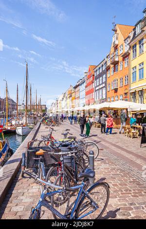 Cafés en plein air à Nyhavn, le canal haut en couleur datant de 17th ans de Copenhague, au Danemark. Banque D'Images