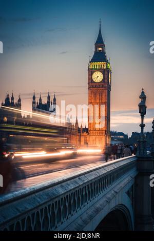 Big Ben à Dusk, Londres. Vue en début de soirée sur le pont de Westminster et Big Ben. Exposition longue avec flou de mouvement intentionnel des véhicules qui passent. Banque D'Images