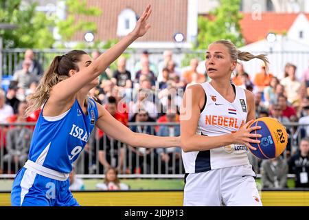 Hadar Hadad d'Israël et la Loyce Bettonvil hollandaise photographiés lors d'un match de basket-ball 3x3 entre Israël et les pays-Bas, dans le cadre du tournoi de qualification des femmes à la coupe du monde FIBA 2022, le mardi 21 juin 2022, à Anvers. La coupe du monde 2022 de la FIBA 3x3 basket se déroule du 21 au 26 juin à Anvers. BELGA PHOTO DIRK WAEM Banque D'Images