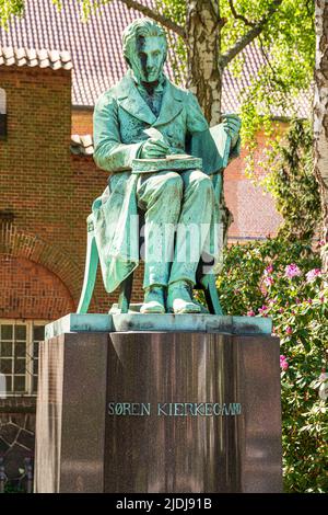 Statue de Søren Aabye Kierkegaard théologien et philosophe danois dans le jardin de la Bibliothèque royale (Det Kongelige Biblioteks Hont) à Copenhague Banque D'Images