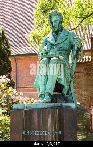 Statue de Søren Aabye Kierkegaard théologien et philosophe danois dans le jardin de la Bibliothèque royale (Det Kongelige Biblioteks Hont) à Copenhague Banque D'Images