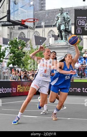 La Loyce Bettonvil néerlandaise et Tslil Vaturi d'Israël photographiés lors d'un match de basketball 3x3 entre Israël et les pays-Bas, dans le cadre du tournoi de qualification des femmes à la coupe du monde FIBA 2022, le mardi 21 juin 2022, à Anvers. La coupe du monde 2022 de la FIBA 3x3 basket se déroule du 21 au 26 juin à Anvers. BELGA PHOTO DIRK WAEM Banque D'Images