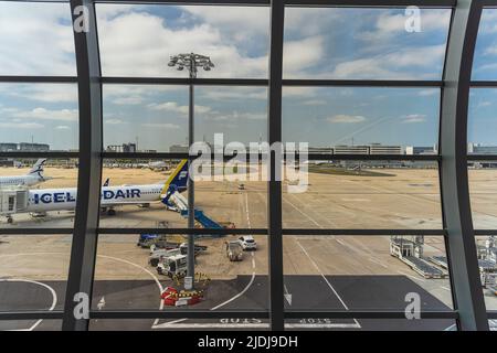 ROISSY, FRANCE - JUIN 20 : avion amarré à l'aéroport Charles de Gaulle T2 sur 20 juin 2022 à Roissy, France Banque D'Images