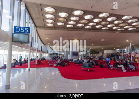 ROISSY, FRANCE - JUIN 20 : aéroport Charles de Gaulle Paris T2 zone d'attente sur 20 juin 2022 à Roissy, France. CDG est le plus grand international Banque D'Images