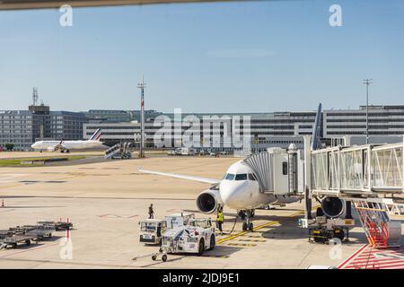 ROISSY, FRANCE - JUIN 20 : avion amarré à l'aéroport Charles de Gaulle T2 sur 20 juin 2022 à Roissy, France Banque D'Images