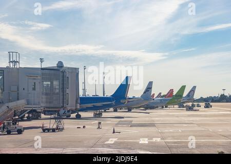 ROISSY, FRANCE - JUIN 20 : avions transporteurs à bas prix amarrés à l'aéroport Charles de Gaulle T2 sur 20 juin 2022 à Roissy, France Banque D'Images