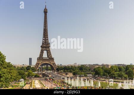 Tour Eiffel en été vue des fontaines, Paris, France. Banque D'Images