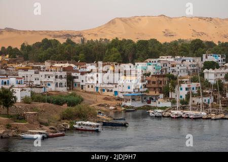 Village nubien sur le Nil à Assouan, Égypte Banque D'Images