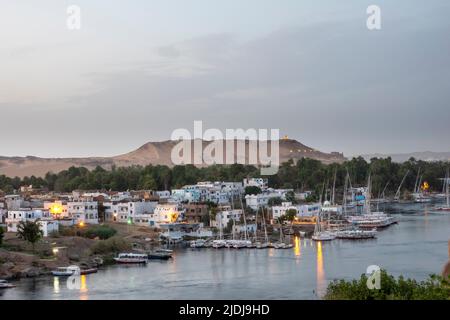 Village nubien sur le Nil à Assouan, Égypte Banque D'Images