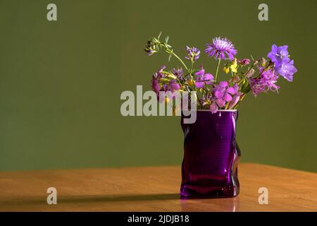 Joli bouquet de fleurs colorées dans un pot en verre Banque D'Images