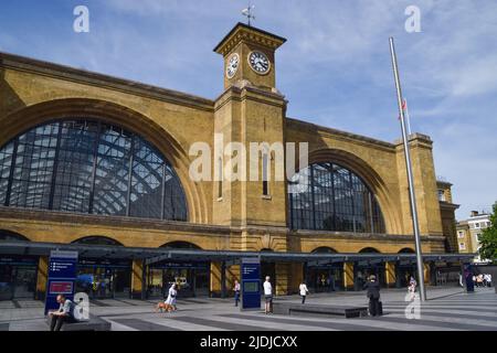 Une gare très calme de King's Cross, normalement l'une des stations les plus achalandées de Londres, vue le premier jour de la plus grande grève nationale des chemins de fer en 30 ans au Royaume-Uni. Le syndicat des travailleurs du transport ferroviaire, maritime et maritime (RMT) organise des présentations pour protester contre les salaires insatisfaisants, les coupures gouvernementales et les conditions de travail. Banque D'Images