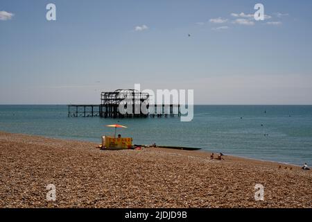 Brighton et Hove. Promenade en bord de mer entre Brighton et Hove. Maître nageur et ancien West Pier. Banque D'Images