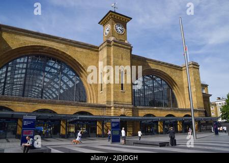 Londres, Royaume-Uni. 21st juin 2022. Une gare très calme de King's Cross, normalement l'une des stations les plus achalandées de Londres, vue le premier jour de la plus grande grève nationale des chemins de fer en 30 ans au Royaume-Uni. Le syndicat des travailleurs du transport ferroviaire, maritime et maritime (RMT) organise des présentations pour protester contre les salaires insatisfaisants, les coupures gouvernementales et les conditions de travail. (Image de crédit : © Vuk Valcic/SOPA Images via ZUMA Press Wire) Banque D'Images
