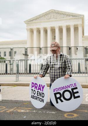 Washington, DC, États-Unis. 21st juin 2022. Le révérend Patrick Mahoney, un défenseur de longue date de la lutte contre l'épilation, prie le tribunal américain de Supeme court. Les défenseurs de Pro-Choice et de Pro-Life se réunissent à la Cour suprême des États-Unis à Washington DC, en prévision d'une décision susceptible de renverser la décision Landmark de 1973, Roe V Wade, qui a permis l'avortement légal. Washington, DC 21 juin 2022. Crédit : Patsy Lynch/Media Punch/Alay Live News Banque D'Images