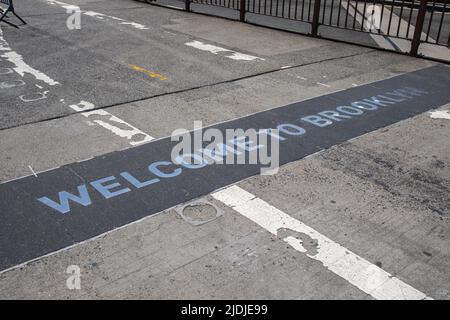 Bienvenue à Brooklyn. Texte à l'extrémité de Brooklyn de la passerelle piétonne du pont de Brooklyn. New York, États-Unis d'Amérique. Banque D'Images