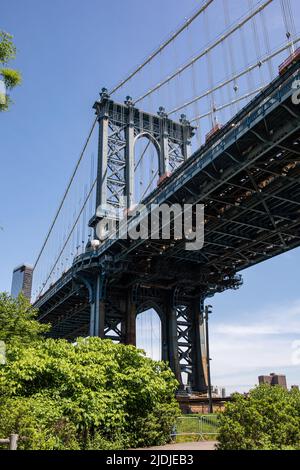 Vue à angle bas du pont de Manhattan depuis le Brooklyn Bridge Park à New York, États-Unis d'Amérique Banque D'Images