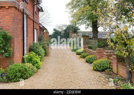 Grand manoir victorien avec allée en gravier. Buckinghamshire, Angleterre, Royaume-Uni. Banque D'Images