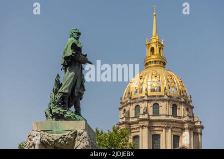 Statue du Maréchal E.Fayolle en face de la coupole dorée de l'Hôtel des Invalides à Paris, France Banque D'Images