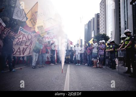 Sao Paulo, Brésil. 21st juin 2022. SP - Sao Paulo - 06/21/2022 - SAO PAULO, MARCHE CONTRE L'EMPLOI - les mouvements sociaux font la promotion d'une marche avec le slogan “zéro éviction” sur l'avenue Paulista, dans le centre-ville de Sao Paulo, demandant au pouvoir judiciaire de Sao Paulo de suspendre les expulsions de professions dans l'État de Sao Paulo, ce mardi (21). Photo: Ettore Chiereguini/AGIF/Sipa USA crédit: SIPA USA/Alay Live News Banque D'Images