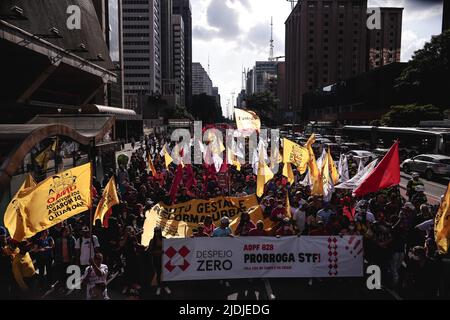 Sao Paulo, Brésil. 21st juin 2022. SP - Sao Paulo - 06/21/2022 - SAO PAULO, MARCHE CONTRE L'EMPLOI - les mouvements sociaux font la promotion d'une marche avec le slogan “zéro éviction” sur l'avenue Paulista, dans le centre-ville de Sao Paulo, demandant au pouvoir judiciaire de Sao Paulo de suspendre les expulsions de professions dans l'État de Sao Paulo, ce mardi (21). Photo: Ettore Chiereguini/AGIF/Sipa USA crédit: SIPA USA/Alay Live News Banque D'Images