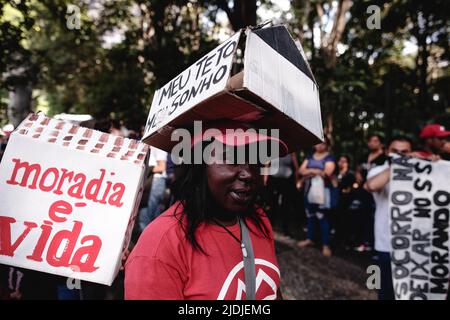 Sao Paulo, Brésil. 21st juin 2022. SP - Sao Paulo - 06/21/2022 - SAO PAULO, MARCHE CONTRE L'EMPLOI - le manifestant est vu avec une affiche en forme de maison avec les mots "mon toit mon rêve" lors d'une marche avec le slogan "zéro éviction" sur l'avenue Paulista, région centrale de la ville de Sao Paulo, Demander au pouvoir judiciaire de Sao Paulo de suspendre les expulsions de professions dans l'Etat de Sao Paulo, ce mardi (21). Photo: Ettore Chiereguini/AGIF/Sipa USA crédit: SIPA USA/Alay Live News Banque D'Images