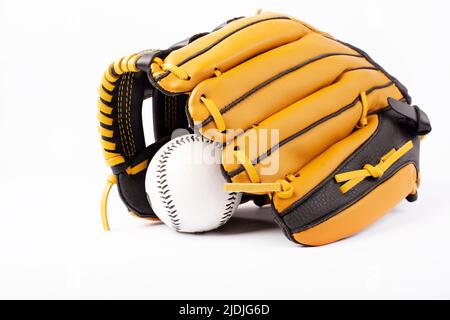 Gants de baseball noirs et jaunes avec balle isolée sur fond blanc Banque D'Images