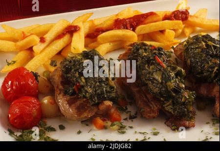 Boulettes de viande avec légumes et chips Banque D'Images