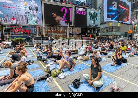 New York, États-Unis. 21st juin 2022. Les gens participent à un cours de yoga gratuit dans le Times Square de New York pour célébrer la septième Journée internationale du yoga. Credit: Enrique Shore/Alay Live News Banque D'Images