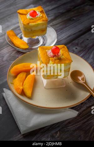 Mousse de mangue sur une assiette avec espace de copie Banque D'Images