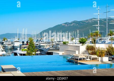 Tivat, Monténégro - 29 juin 2021 : piscine dans un hôtel moderne de luxe à Porto Montenegro Marina sur la côte Adriatique Banque D'Images