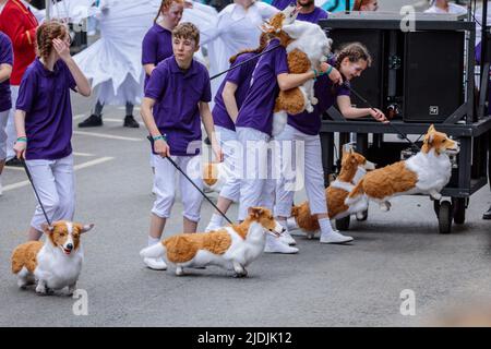 Jouet corgis de l'école Corgi Traning divertir la foule au Platinum Jubilee Pageant comme il se passe le long de Whitehall sur la quatrième et dernière da Banque D'Images