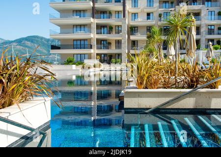 Tivat, Monténégro - 29 juin 2021 : piscine dans un hôtel moderne de luxe à Porto Montenegro Marina sur la côte Adriatique Banque D'Images