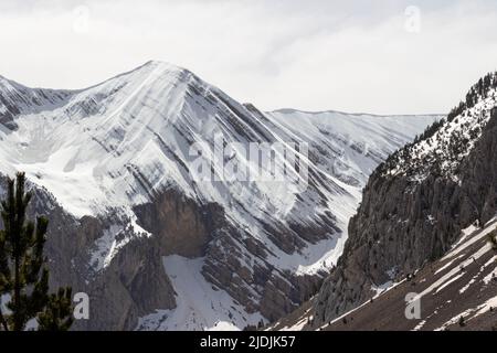 Montagne enneigée dans les pyrénées espagne europe Banque D'Images