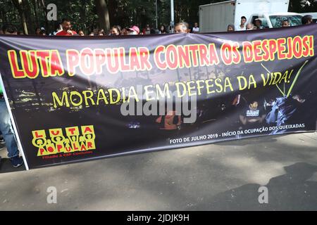 Sao Paulo, Sao Paulo, Brésil. 21st juin 2022. (INT) manifestations liées au mouvement des travailleurs sans domicile à Sao Paulo. 21 juin 2022, Sao Paulo, Brésil: Des manifestants liés au mouvement des travailleurs sans abri se réunissent sur l'avenue Paulista, dans le centre de Sao Paulo, pour une autre manifestation pour le logement, la nourriture sur la table, l'emploi et contre les expulsions, le mardi (21) (image de crédit: © Leco Viana/TheNEWS2 via ZUMA Press Wire) Banque D'Images