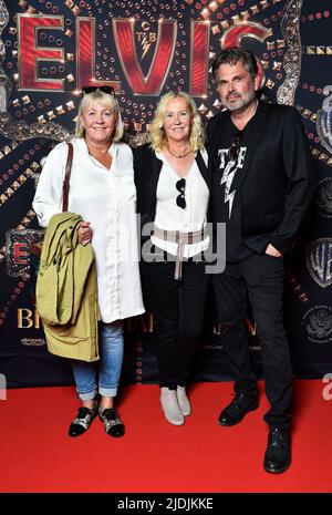 STOCKHOLM 2022-06-21Ingmarie Halling, Agnetha Faltskog, ABBA Agnetha et Max Lagerback lors de la première suédoise du film "Elvis" à Stockholm 21 juin 2022. Photo Karin Tornblom/TT Kod 2377 Banque D'Images