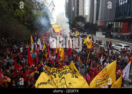 Sao Paulo, Sao Paulo, Brésil. 21st juin 2022. (INT) manifestations liées au mouvement des travailleurs sans domicile à Sao Paulo. 21 juin 2022, Sao Paulo, Brésil: Des manifestants liés au mouvement des travailleurs sans abri se réunissent sur l'avenue Paulista, dans le centre de Sao Paulo, pour une autre manifestation pour le logement, la nourriture sur la table, l'emploi et contre les expulsions, le mardi (21) (image de crédit: © Leco Viana/TheNEWS2 via ZUMA Press Wire) Banque D'Images