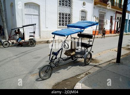 descendez en vélo-taxi dans les rues de trinidad Banque D'Images