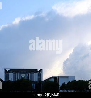 Berlin, Allemagne, 20 juin 2022, menaçant la formation de nuages au-dessus du bureau du chancelier Banque D'Images