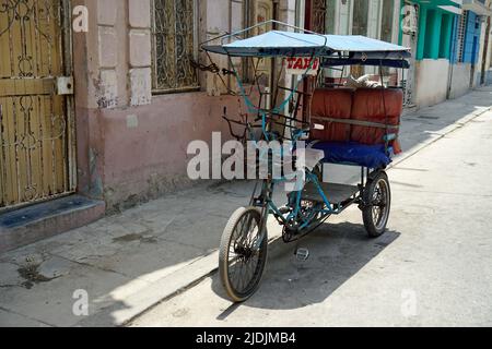 descendez en vélo-taxi dans les rues de trinidad Banque D'Images