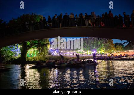 Une foule regarde Trinity May ball tandis que sous les punts de retour après avoir regardé le spectacle de feu d'artifice, Université de Cambridge juin 2022. Banque D'Images