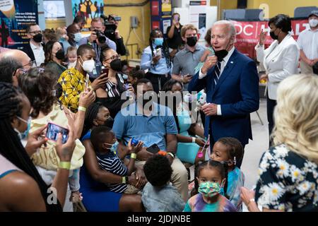 Washington, États-Unis. 21st juin 2022. LE président AMÉRICAIN Joe Biden rencontre des familles lors d'une visite d'une clinique de vaccination Covid-19 organisée par le Département de la santé du District de Columbia à Washington, DC, Etats-Unis, mardi, 21 juin, 2022. Les nourrissons et les tout-petits aux États-Unis peuvent désormais être vaccinés contre Covid-19 après que Moderna ait reçu le soutien de Pfizer et de ses conseillers en santé samedi. Photographe: Sarah Silbiger/Pool/Sipa USA crédit: SIPA USA/Alay Live News Banque D'Images