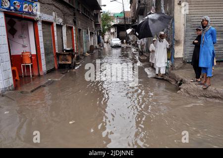 Peshawar, Pakistan. 21st juin 2022. Une rue est inondée après les pluies d'avant-mousson à Peshawar, au Pakistan, sur 21 juin 2022. Une série récente de fortes pluies d'avant-mousson a fait des ravages dans certaines parties du Pakistan, faisant au moins 26 morts et plusieurs blessés, ainsi que des dégâts aux infrastructures et aux récoltes sur pied, ont déclaré les responsables gouvernementaux mardi. Credit: STR/Xinhua/Alay Live News Banque D'Images