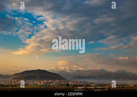 Paysage urbain de Kayseri et Mont Erciyes au lever du soleil le matin avec ciel partiellement nuageux. Banque D'Images