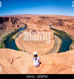 Une fille inconnue avec des vêtements blancs à Horseshoe Bend à page, Arizona, par une journée ensoleillée Banque D'Images