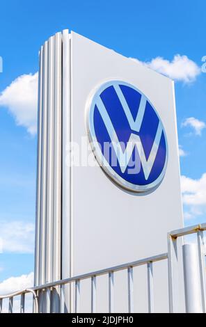 Samara, Russie - 18 juin 2022 : signe de la concession avec le logo de Volkswagen contre le ciel bleu. Volkswagen est le plus grand constructeur automobile allemand Banque D'Images