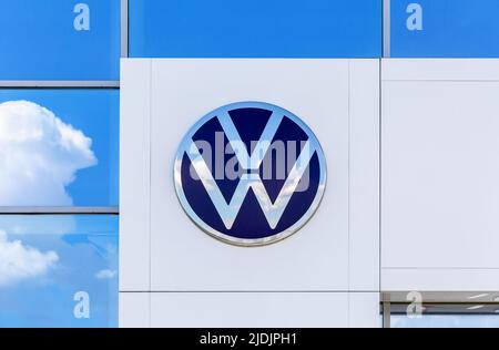 Samara, Russie - 18 juin 2022 : signe de la concession avec le logo de Volkswagen. Volkswagen est le plus grand constructeur automobile allemand Banque D'Images
